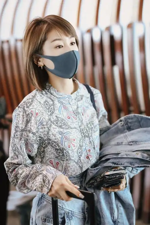 王子文新短发造型现身机场,这个夏天又有发型可参考了!