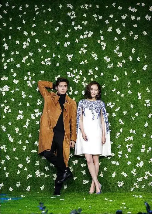 杨幂和范丞丞甜蜜互动,旁边李易峰姿势亮了,看着好有男友力