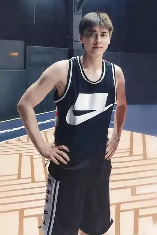 李易峰近照曝光,手腕伤痕明显,手背淤青红肿,状态惹猜疑_照片_公众