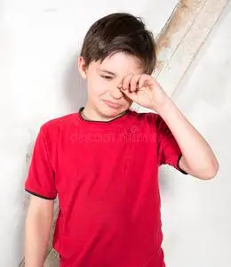 着抱着他母亲黑色背景哭着的小男孩坐在马桶上母亲和孩子在草地玩游戏