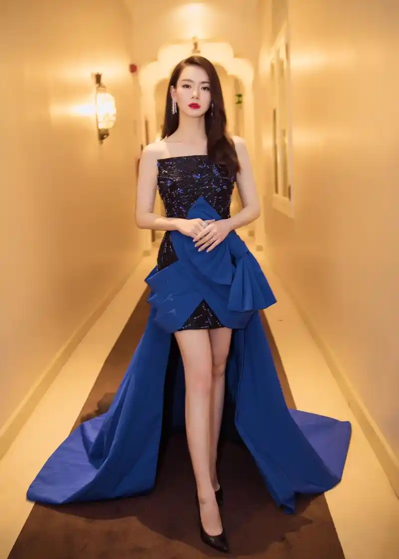 追捕威尼斯电影节首映戚薇宝石装闪耀红毯