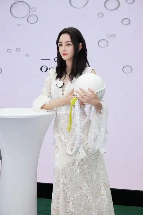 迪丽热巴告别花少