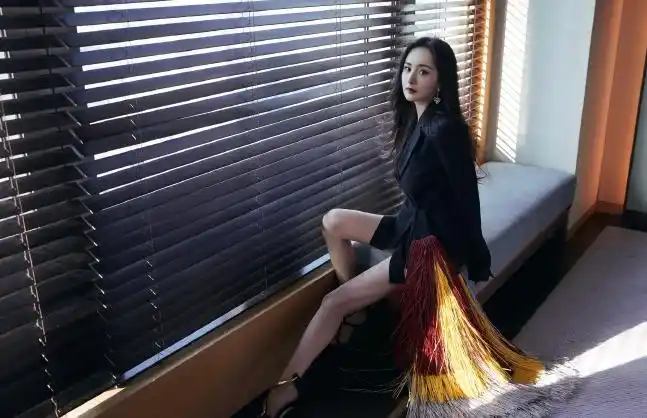 杨幂坐在光影的映照里性感慵懒又迷人