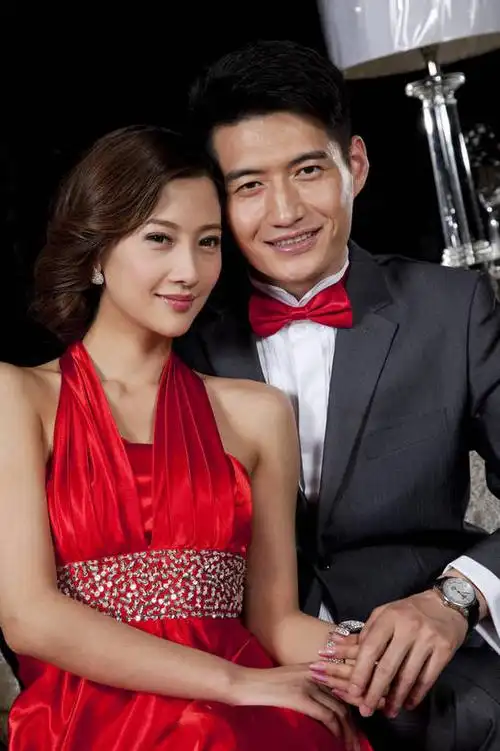 东方人,中年人,两个人,家庭,夫妻,客厅,坐,微笑,竖图,彩色,室内,白天