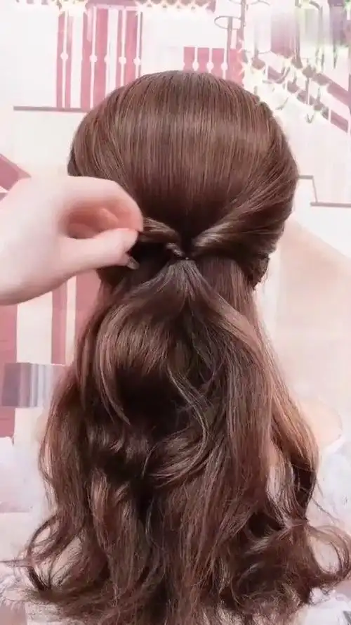 简单又百搭的一款发型,谁扎谁好看,快来学学吧!