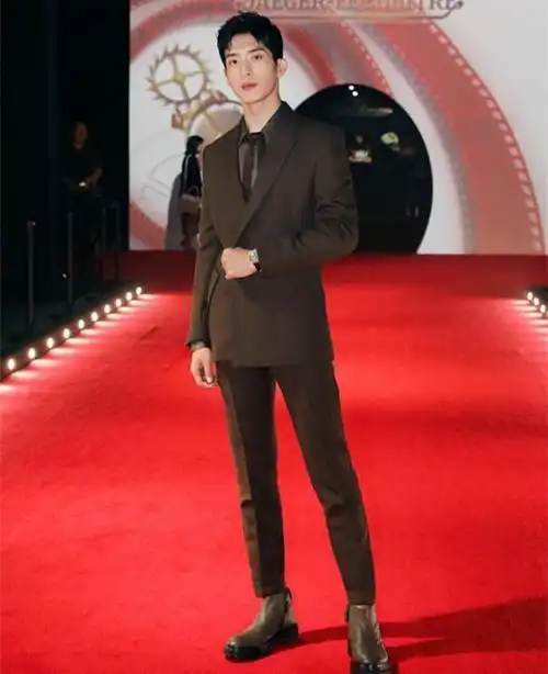 这就是井柏然的街拍这双鞋挺特别估计能增高好几厘米