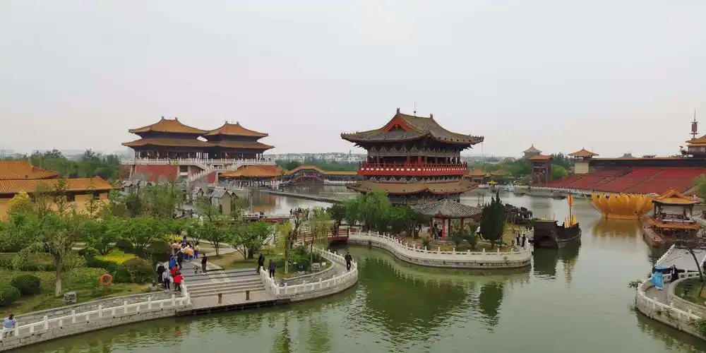 因为张择端的传世名画《清明上河图》以及宋代孟元老的笔记体散记文