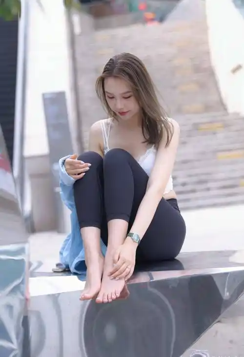 原创身材曼妙的美女小姐姐穿瑜伽裤的样子展现出满满的青春活力