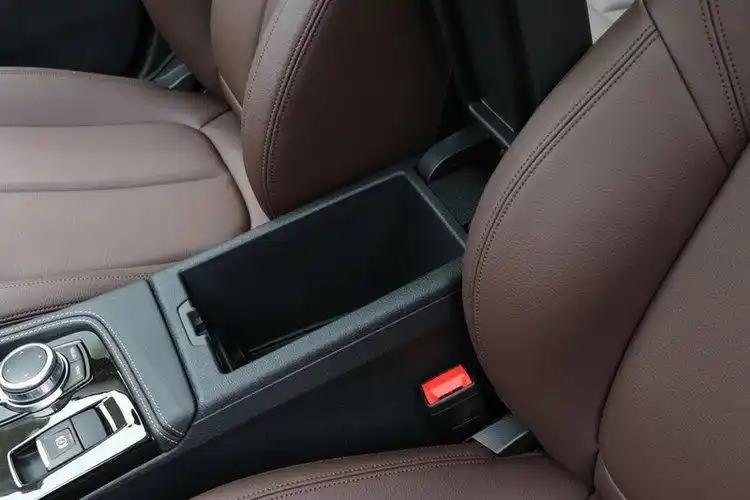 前排中央扶手箱