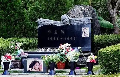 直击五大女明星墓地,有的豪华大气,有的令人惋惜_邓丽君