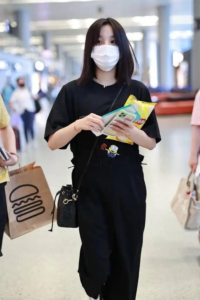 宋雨琦口罩遮面低调现身机场