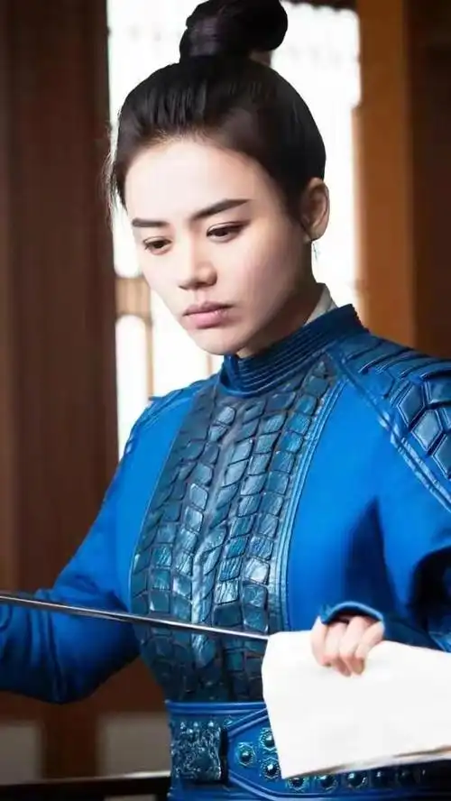 女明星女扮男装,鞠婧祎妆太浓,唐嫣大胡子,最后一个也太像了!