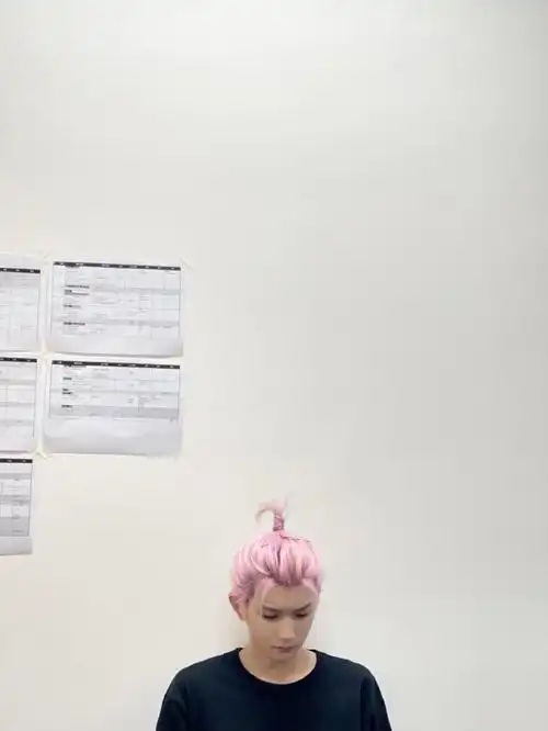 王源晒游戏时间随拍 头顶扎粉色小揪揪又帅又可爱_娱乐频道__中国青年