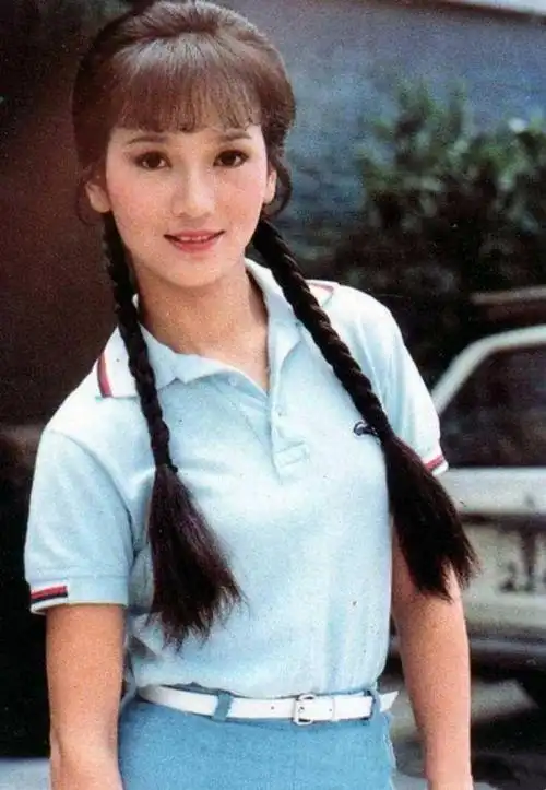 和现在展现的淑女形象截然相反,赵雅芝小时候格外淘气.