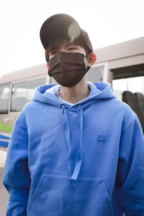 钟爱王源戴口罩的模样 像机场里的小甜心