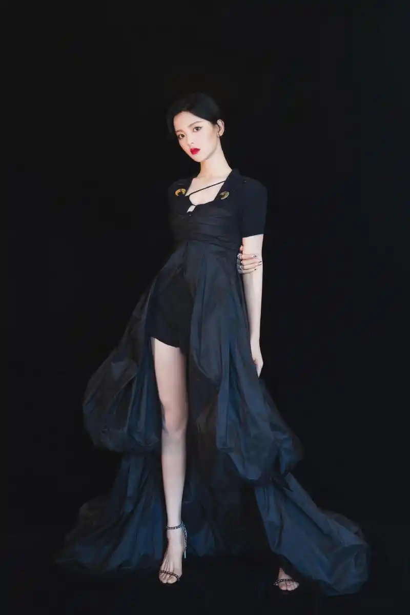 李小冉气质真绝了,一袭黑色连衣裙配黑长直,不用"装贵"也高级