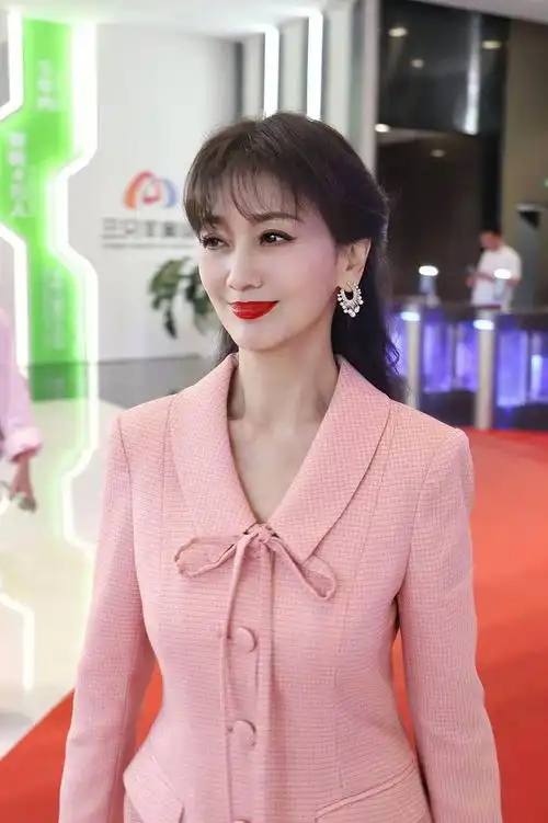 赵雅芝粉色造型大赞自信大方气场全开惊艳全场