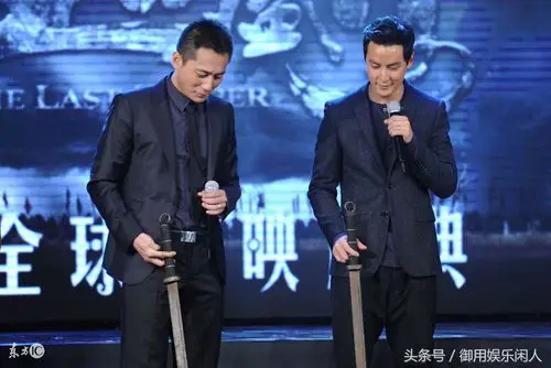 吴彦祖刘烨同台亮相活动网友直呼吴彦祖真的比刘烨帅多了