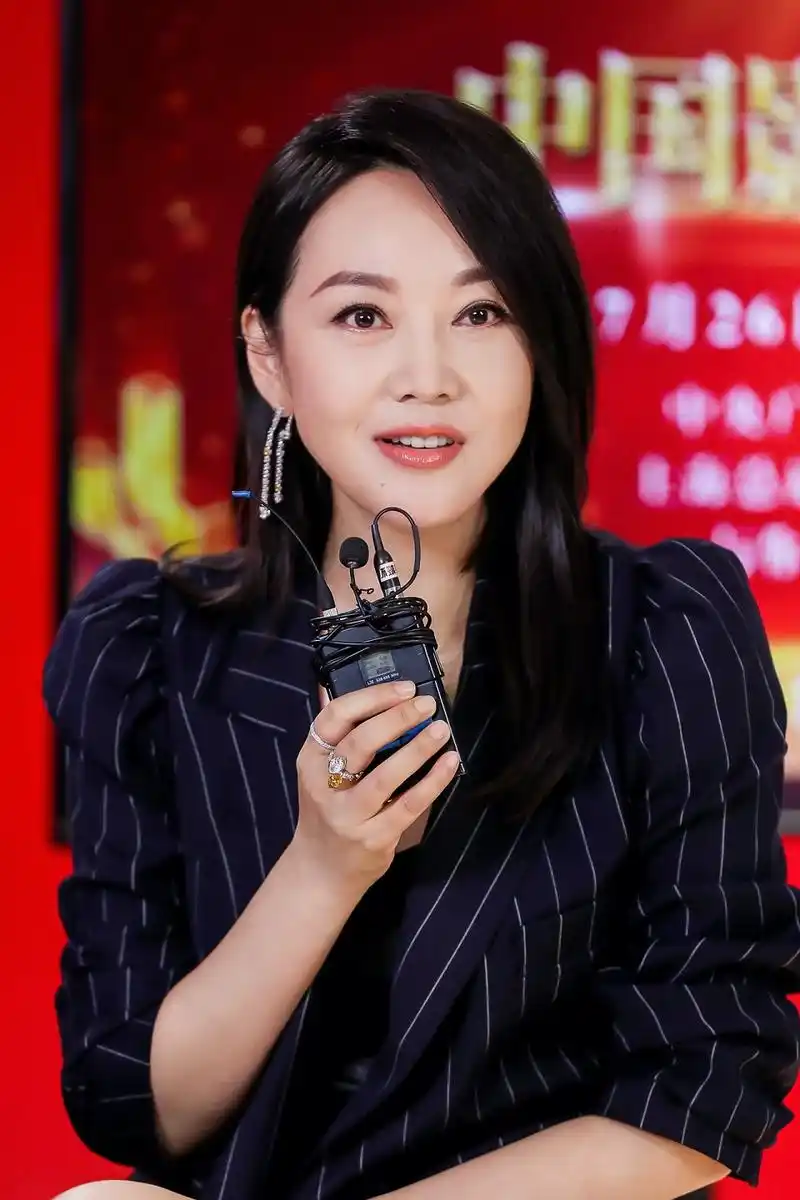 闫妮酷飒西装亮相中国影视之夜 与影院重逢后更显珍贵