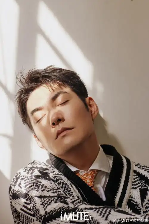 严屹宽超话#严宽意趣致远大片#时间流转,作为无数人青春的严宽,早已不