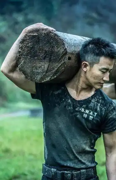 但是,对于每天坚持锻炼的演员,这个亚太地区健身大赛第三名的黄轩来说