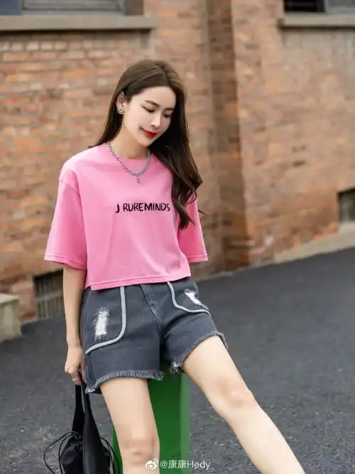 粉色印花t穿上身特别俏皮,让人不自觉地开心起来搭配短裤轻松出街!