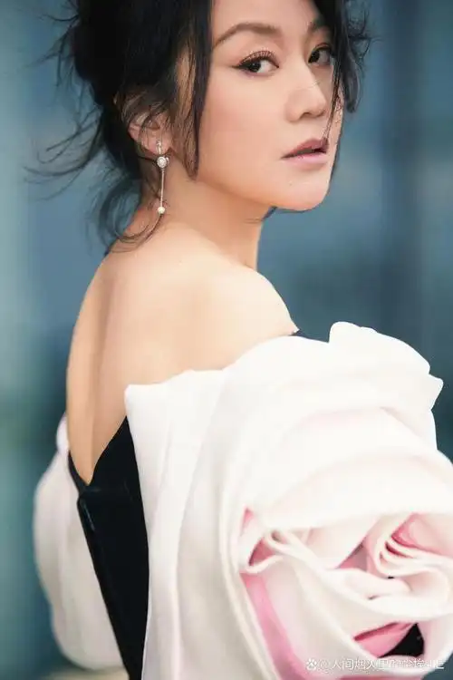 闫妮:演艺圈大龄女演员,如今依旧活跃在荧屏之上