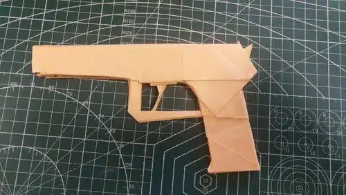 拿着枪的小折纸