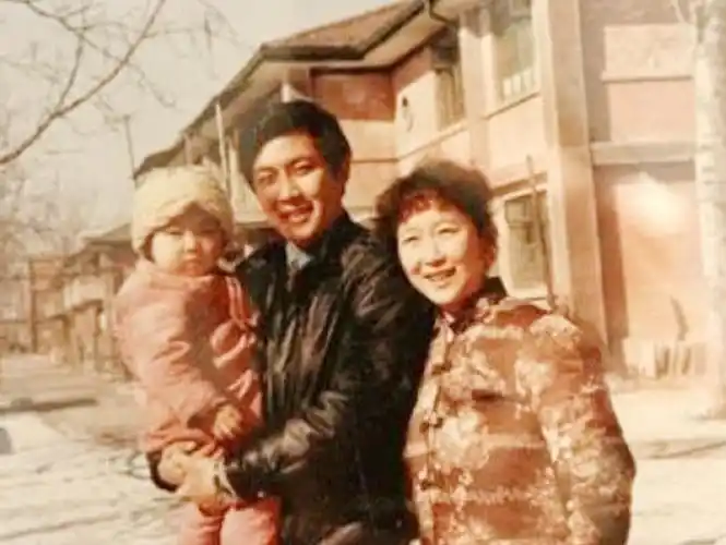 回顾唐国强的女儿唐莉我的早逝母亲我的再婚父亲我带泪的亲情