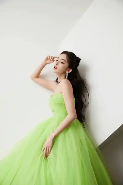 古力娜扎身穿绿色蓬蓬裙大秀事业线!雪肤玉貌太性感火辣