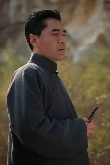 1995年拍《大宅门》时,陈宝国把9万元片酬拍桌上说:没他我不拍