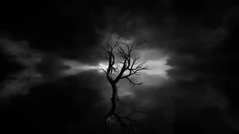 试图走进一扇发光的门的被锁链缠住的人