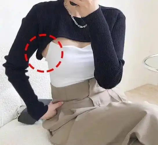 衣长齐胸,打着"胸以下全是腿"的旗号,忽悠了众多小个子女生