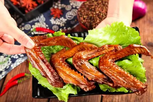 盘子里装着卤水鸭翅