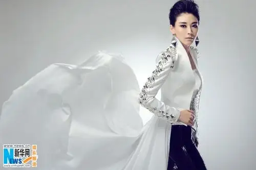 高清:徐千雅白色金属写真曝光 英姿飒爽体验中性(组图)