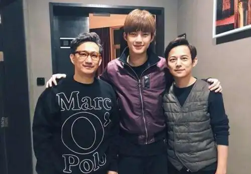 黄磊大秀14岁女儿近照,高挑身材直逼何炅身高:吃啥长这么高的?