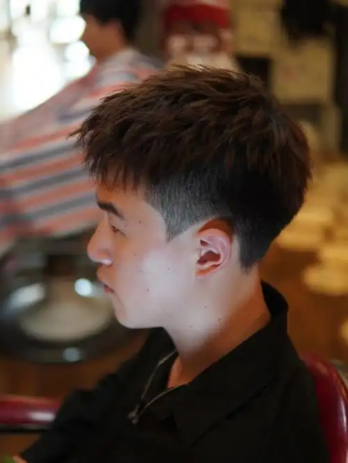 暖棕色钢夹烫男士凌乱纹理短发