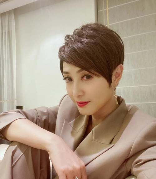 陈法蓉气场真强大,西服套装配短发造型干练利落,霸气十足