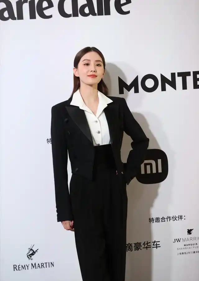 刘诗诗变身"女老板",一身中性风穿搭端庄霸气,大佬范十足
