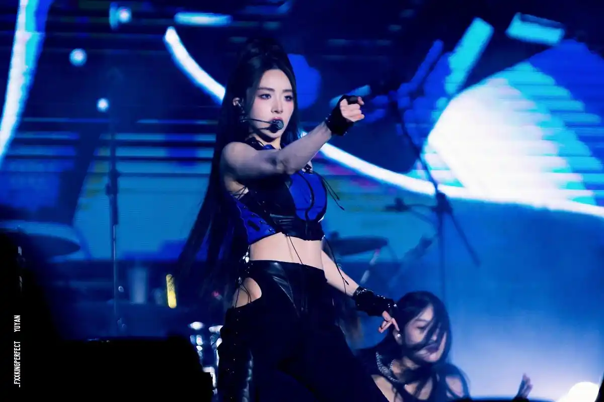 喻言狂野摇滚唱腔燃爆青燥音乐节舞台