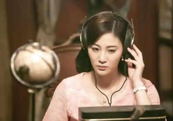 她是娱乐圈最干净女演员被誉为军花代言人出道14年零绯闻