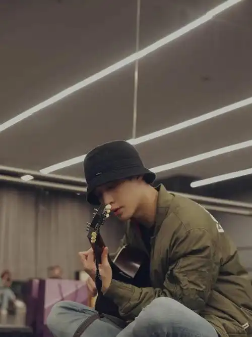 张艺兴教你三种渔夫帽穿搭风格既偷懒又可以耍帅