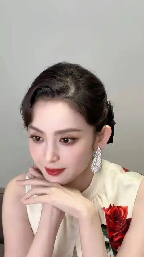 原创被新疆美女古力娜扎惊艳到穿旗袍领口挖个洞性感又迷人