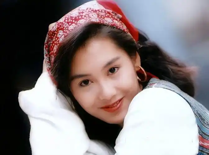 回顾52岁朱茵现状曝光住深山残屋开97年破车自由自在