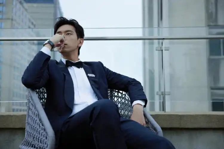 李现西装皮鞋黑袜