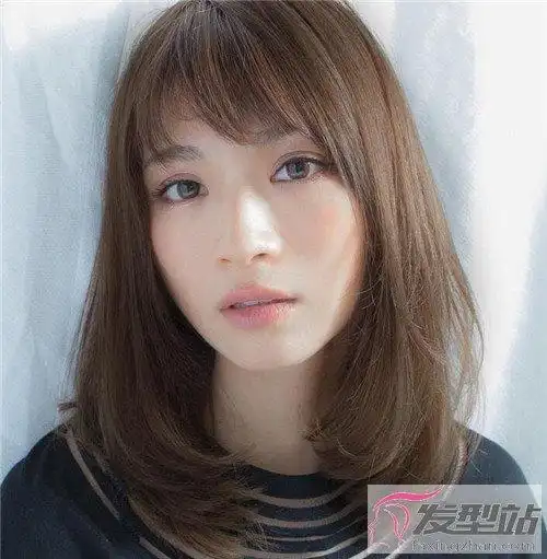 低层次梨花头卷发 文艺感上直下卷发型-- 发型大全