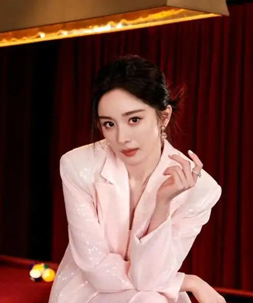 而且杨幂在进行粉色穿搭的时候,还直接采用了非常简单的成套搭配技巧