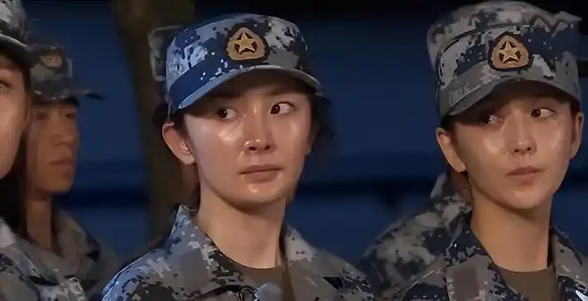 最清晰的场景是《真正男子汉》,新兵入职第一天就被强制卸妆.