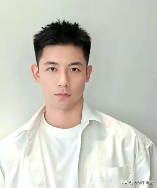 男人不管岁数多大都别留这2种油腻发型换成这3种更显年轻