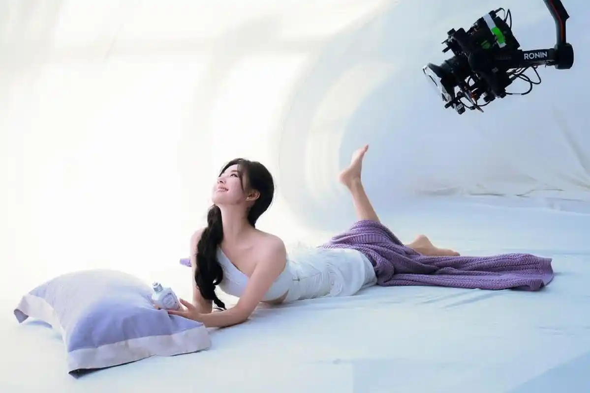 赵露思的光脚丫,如同温暖的阳光,抚慰着每一个疲惫的灵魂.